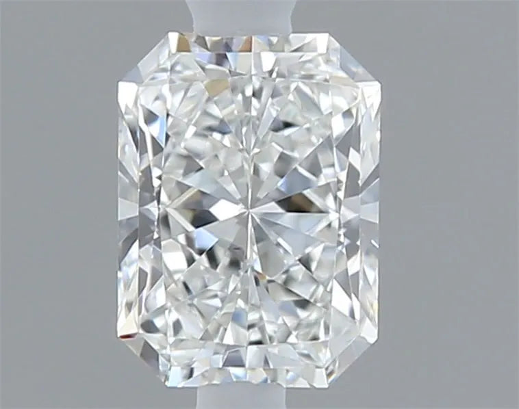 0.30ct Radiant Natural Diamond (Colour E, Clarity VS2, GIA Certified)