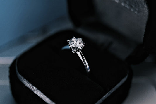 Anello di fidanzamento solitario con diamante in un elegante astuccio scuro